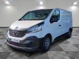 la camionnette blanche est garée sur le sol en damier d'une pièce