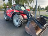 un tracteur garé sur le parking