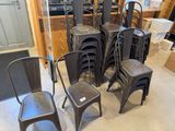 de nombreuses chaises empilées dans une pièce