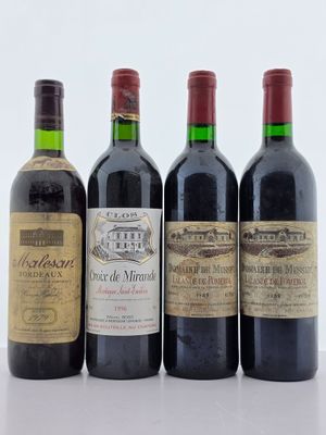 trois bouteilles de vin rouge sont alignées sur une table
