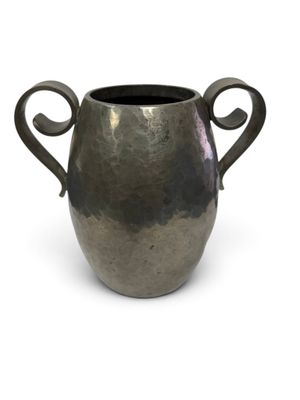 un vase en argent à deux anses sur fond blanc