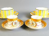 deux tasses et soucoupes posées sur une table