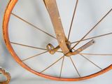 un vieux vélo appuyé contre un mur