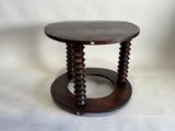 une image représentant une petite table en bois avec un piètement circulaire