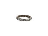 gros plan d'une bague en diamant sur fond blanc