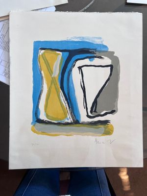 un dessin représentant un vase et un vase posé sur une table