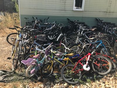 a lot of bikes that are parked in front of a house