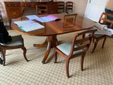 une salle à manger avec une table et des chaises