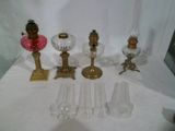 beaucoup d'objets en verre et en laiton sur la table