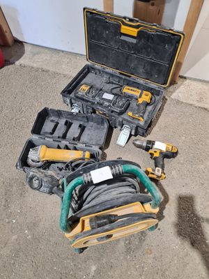 A1 : Lot d'électroportatifs comprenant visseuse, meuleuse et lampe DEW - Photo 1