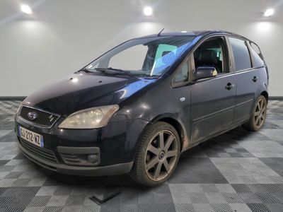 la photo d'une petite voiture noire garée dans un garage