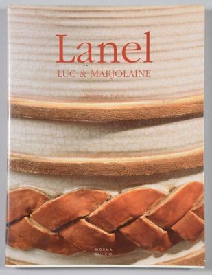 la couverture d'un livre ornée d'un motif tressé