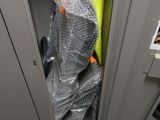un casier métallique sur lequel est posé un sac en plastique