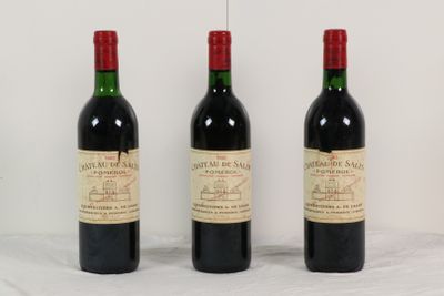 trois bouteilles de vin rouge sont alignées sur une table