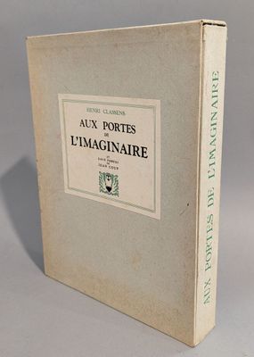 un vieux livre posé sur une table à côté d'un mur blanc