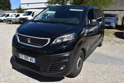 une petite camionnette noire garée sur un parking