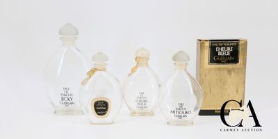 trois flacons de parfum sont posés les uns à côté des autres sur une surface blanche