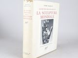 un vieux livre dont la couverture est ornée d'une image représentant une main
