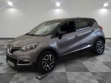 la voiture grise est garée sur le sol en damier d'un garage