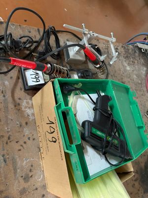 Un lot de trois petits fers à souder. On y joint un pistolet à colle é