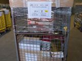 un chariot contenant de nombreux cartons dans un entrepôt
