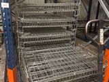 une pile d'étagères métalliques dans un entrepôt, sur laquelle est accrochée une pancarte