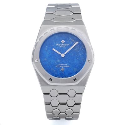 une photo d'une montre à cadran bleu montée sur un bracelet