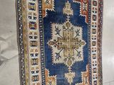 un tapis accroché au mur dans une pièce