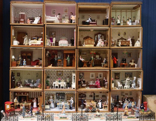 Diorama – Scène animée miniature d’un immeuble parisien composé d...