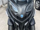 a picture of a black motorcycle parked in a parking lot