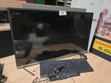 une image d'un écran d'ordinateur et d'un clavier sur un bureau