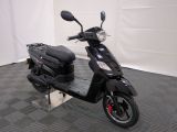 un scooter garé dans une pièce