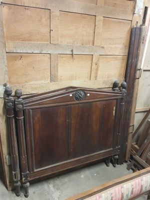 un lit avec une tête et un pied de lit en bois dans une chambre