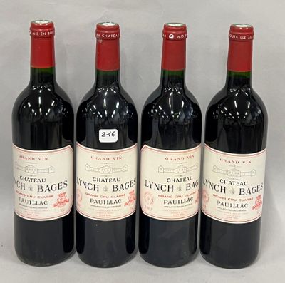 trois bouteilles de vin rouge sont alignées sur une surface blanche