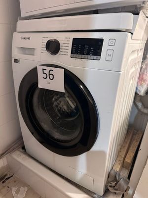 un lave-linge et un sèche-linge dans le coin d'une pièce