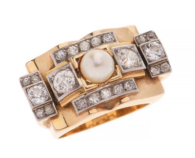un gros plan d'une bague ornée d'une perle et de diamants