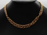 un collier à chaîne en or sur un mannequin mannequin mannequin mannequin mannequin mannequin mannequin mannequin mannequin mannequin