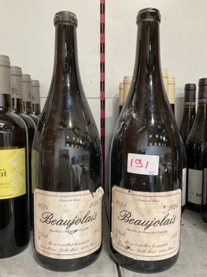 plusieurs bouteilles de vin sont alignées sur un comptoir