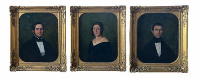trois portraits encadrés représentant un homme et une femme en tenue de cérémonie