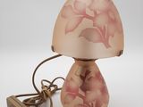 une lampe posée sur une table à côté d'un cordon