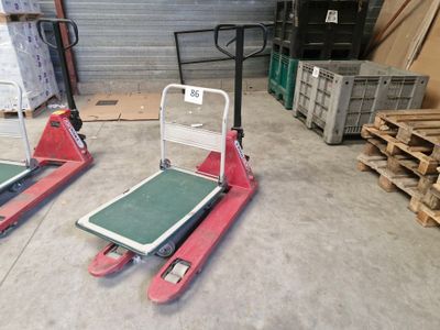 deux palettes qui se trouvent dans un entrepôt