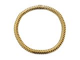 gros plan d'un bracelet en or sur fond blanc