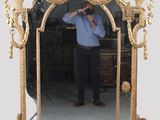 un homme se prenant en photo dans un miroir