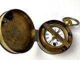 une montre de poche en or contenant une boussole