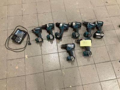 un grand nombre d'outils qui se trouvent sur le sol