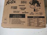 une boîte en carton sur laquelle est représenté un chat