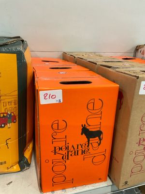 de nombreuses boîtes posées sur une étagère dans un magasin