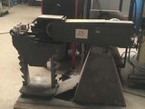 une machine posée sur une palette dans un entrepôt