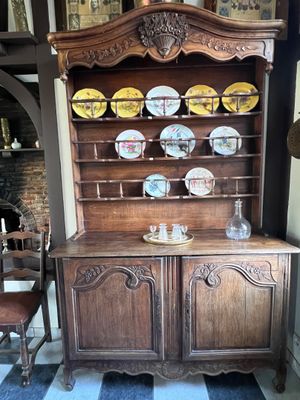 BUFFET VAISSELIER en chêne mouluré et sculpté à décor de cor…