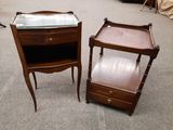 paire de tables d'appoint anciennes avec plateau en verre et pieds en bois